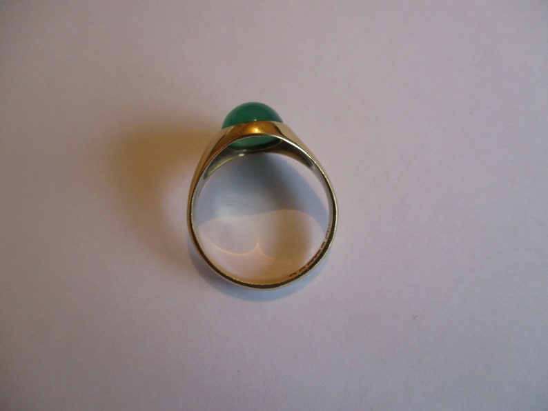 A vintage 9 ct 9 carat 9k gold hallmarked 375 for 1962 translucent green stone ring