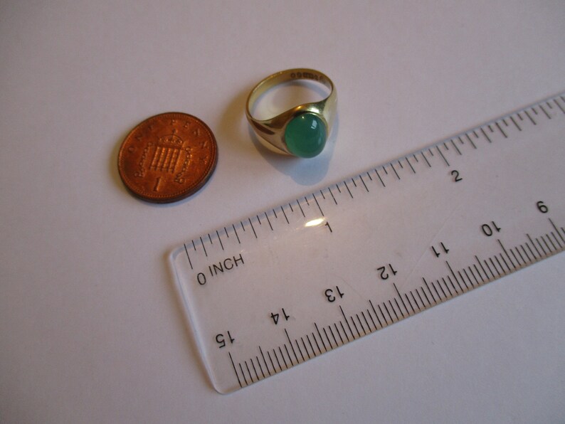 A vintage 9 ct 9 carat 9k gold hallmarked 375 for 1962 translucent green stone ring