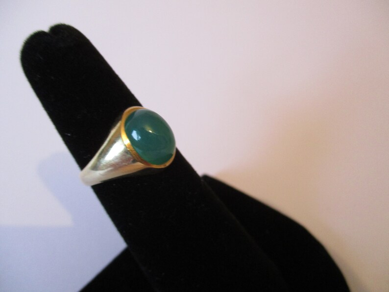 A vintage 9 ct 9 carat 9k gold hallmarked 375 for 1962 translucent green stone ring
