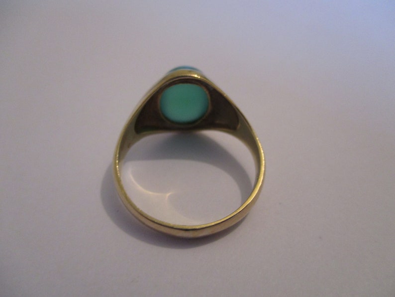 A vintage 9 ct 9 carat 9k gold hallmarked 375 for 1962 translucent green stone ring
