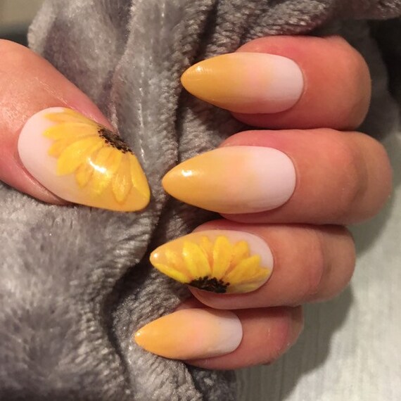 Presse de tournesol sur de faux ongles