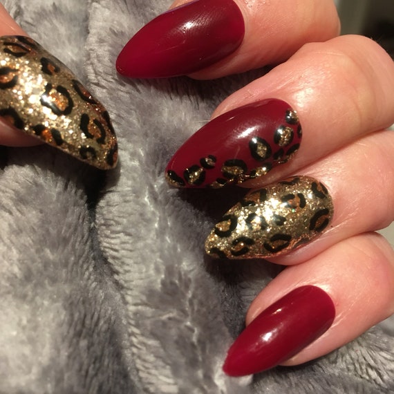 Presse écrite léopard sur faux ongles