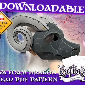 Könnte beinhalten: Ein herunterladbares EVA-Schaumstoff-Drachenkopf-PDF-Muster. Das Bild zeigt einen teilweise zusammengebauten Drachenkopf mit großen, gebogenen Hörnern. Der Kopf ist grau mit schwarzen Nähten und enthält ein PDF-Dateisymbol und den Text "Downloadable".