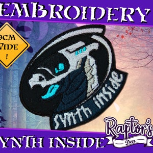 Pode incluir: Patch bordado com uma criatura branca e azul com o texto "Synth Inside" em um círculo preto. O patch tem 9 cm de largura.