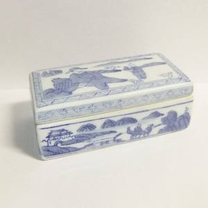 Doos met deksel in Chinees porselein met blauw-witte decoratie / Chinees porselein