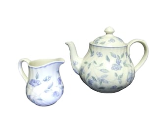 Ensemble England teapot / Cafetière ou théière avec pot à lait Anglaise à côtes torses / décorée de myrtilles / Tea Time / Café / Circa 90's