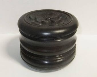 Pot en bois sculpté avec sous-verres / fleur rosier sauvage / forêt noire / under glasses