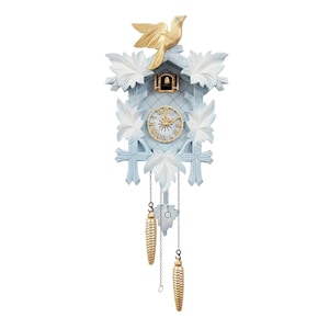 Könnte beinhalten: Eine blaue und weiße Kuckucksuhr mit einem goldenen Vogel oben und goldenen Akzenten. Die Uhr hat ein weißes Zifferblatt mit schwarzen römischen Ziffern und schwarzen Zeigern.