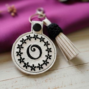 Personalizowany okrągły brelok ze sztucznej skóry w kolorze białym z chwostem