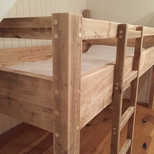 Traumhaftes Hoch Bett aus recyceltem Bauholz Bild 3