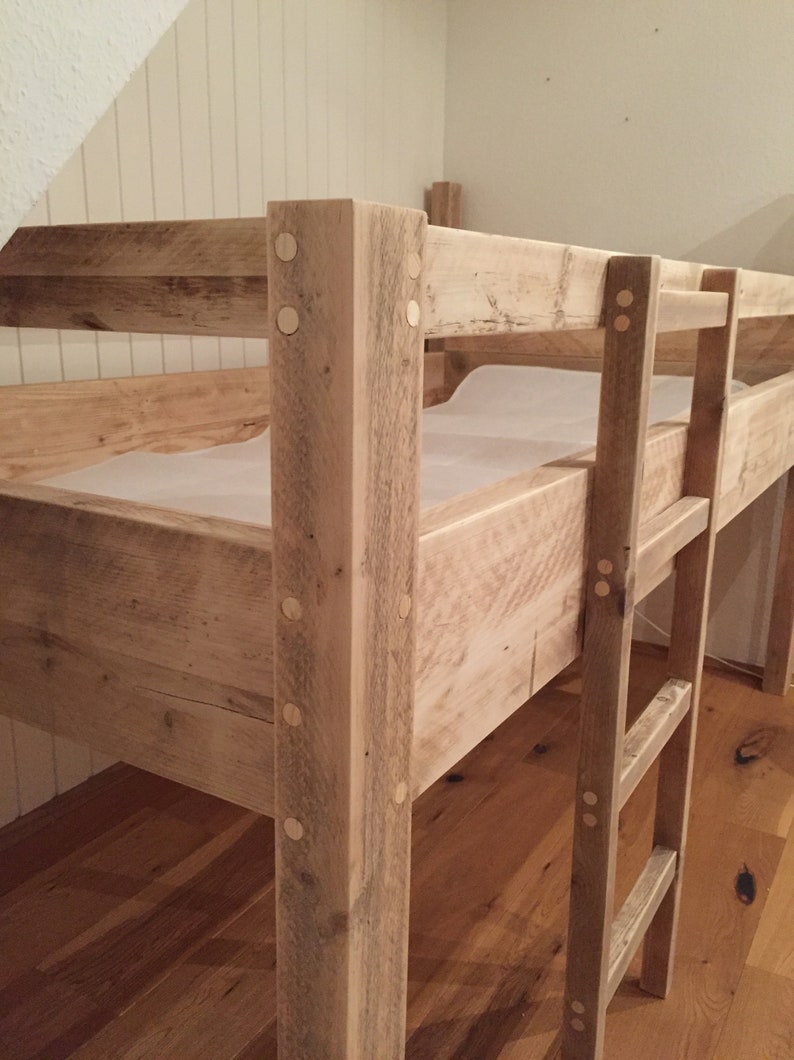 Traumhaftes Hoch Bett aus recyceltem Bauholz Bild 3