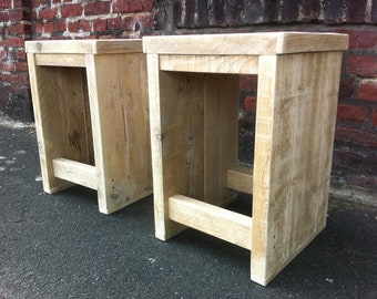 Tabouret de bois fait de bois recyclé, vieux