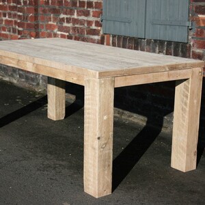 K&ouml;nnte beinhalten: Ein rechteckiger Tisch aus hellem Holz mit vier Beinen. Der Tisch ist aus recyceltem Holz gefertigt und hat einen rustikalen Look.