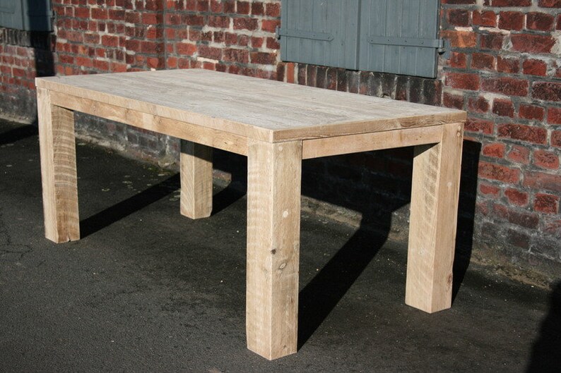 K&ouml;nnte beinhalten: Ein rechteckiger Tisch aus hellem Holz mit vier Beinen. Der Tisch ist aus recyceltem Holz gefertigt und hat einen rustikalen Look.