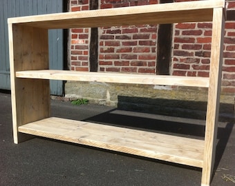 Estantería hecha a partir de madera vieja reciclada, tablero de andamio.