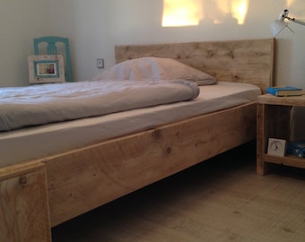 Traumhaftes Bett aus recyceltem Bauholz !