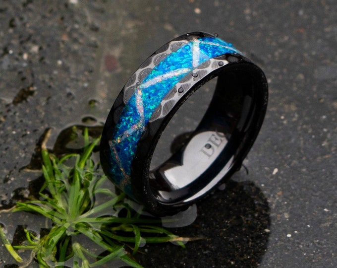 Black Hammered ceramic ring with blue and white fire opal | Decazi