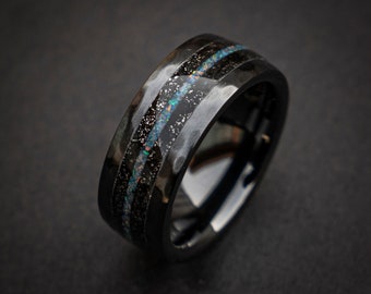 Schwarz gehämmerter Meteorit-Ring aus Keramik, Ehering für Herren, Verlobungsring mit Opal, Verlobungsring für Freund, individueller Wolframring für Ihn