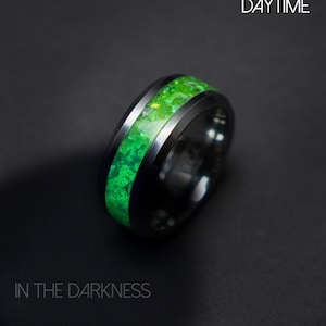 Leuchtend grüner Opal-Ring, Anime-Fan-Ring, grün leuchtender Stein-Bandring, einzigartiger Wolfram-Superhelden-inspirierter Ehering, Galaxie-Opal-Schmuck