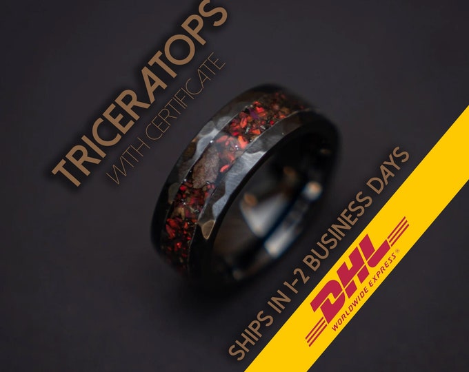 Black ceramic hammered ring with red opal and dinosaur bone fragments | Decazi