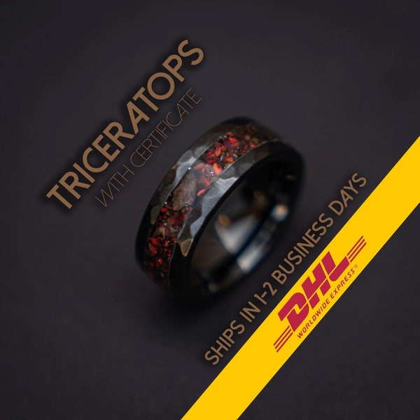 Black ceramic hammered ring with red opal and dinosaur bone fragments | Decazi