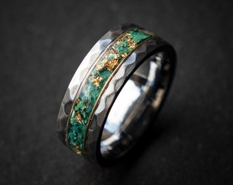 Bande martelée de météorite de feuille d’or d’émeraude verte, bague d’anniversaire, bande de mariage unique en tungstène, bague d’opale d’or, bague en tungstène pour hommes | Decazi