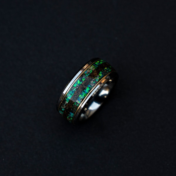 Bague en os de dinosaure de 10mm avec copeaux d’opale de feu azur et de météorite, bague d’homme, alliance pour homme, bague météorite, alliance | Decazi