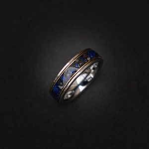 Banda de anillo de oro Lapis Lazuli Meteorite, hombres de banda de boda, anillo de piedra preciosa cruda, anillo de alambre de oro, hombres anillo de tungsteno, anillo de compromiso delicado