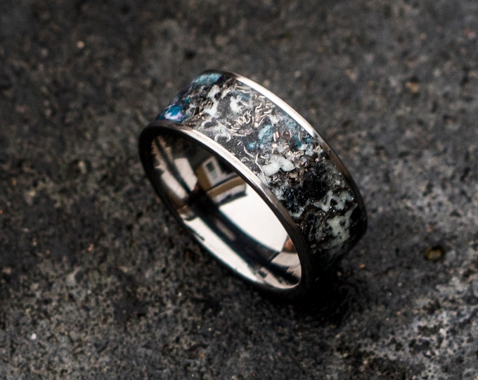 Titanium shavings ring. Glowstone ring. Man opal ring. unique mens ring. Black ceramic ring, mens opal ring. crushed opal ring. 8mm ring.