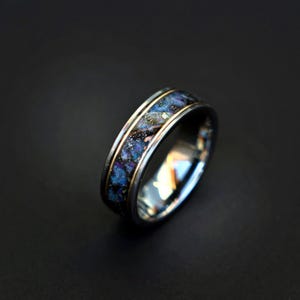 Alianza de boda de tungsteno y plata de 8 mm con incrustaciones de meteorito y ópalo galáctico. Hilo de oro de 18 quilates. Sutil brillo azul/morado. Ajuste cómodo.
