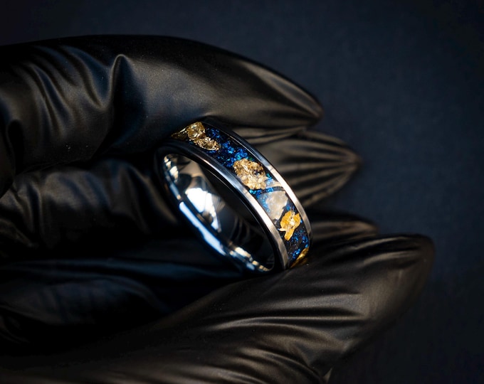 Elegant 6mm Tungsten Carbide Ring with Blue Raw Sapphire & Gold Leaf Accents. | Decazi