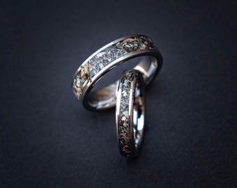 Anillo fósil de Spinosaurus – Polvo de meteorito Muonionalusta + incrustación de ópalo multicolor – Alianzas de boda de tungsteno a juego de 4 mm y 6 mm – Grabado