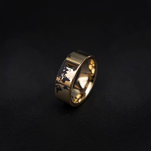 Bague en tungstène doré avec carte du monde gravée au laser - Alliance gravée en or - Fiançailles pour femmes hommes, Bague de promesse, faite à la main | Decazi