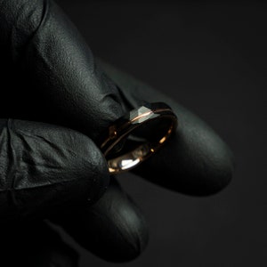 Anillo de oro rosa negro para mujer, alianza de boda martillada, anillo de boda alternativo, anillo de compromiso único, anillo de 4 mm / Decazi imagen 9