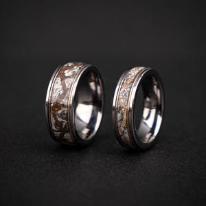 Ensemble de bagues en tungstène avec météorite de Muonionalusta et os de dinosaure – Alliances assorties pour couple (6 mm et 8 mm) – Fil d'or – Confort optimal – Personnalisable