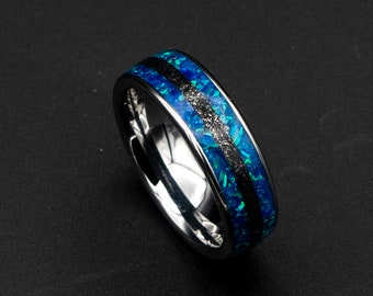 Anillo de ópalo azul con incrustación de meteorito.