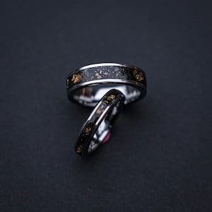 Anello nuziale in polvere di meteorite + foglia d'oro 18 carati in tungsteno - Anello con intarsio cosmico - Vestibilità comoda - Uomo e donna - 4 mm 6 mm 8 mm
