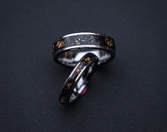 Alianza de tungsteno con polvo de meteorito y pan de oro de 18 quilates – Anillo con incrustaciones cósmicas – Ajuste cómodo – Para hombre y mujer – 4 mm, 6 mm y 8 mm
