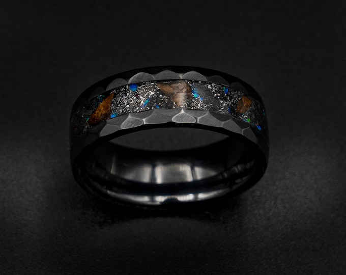 Black ceramic hammered ring with triceratops meteorite and opal | Decazi