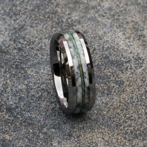 Bague opale en tungstène avec météorite et opale bleue. alliance en tungstène. Alliance pour hommes. Bague en tungstène martelé. Bague en marbre. Marbre. image 10