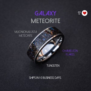 Puede incluir: Un anillo de tungsteno con una incrustación de meteorito negro y escamas de camaleón iridiscentes. El anillo está etiquetado como "Galaxy Meteorite" y "Muonionalusta Meteorite".