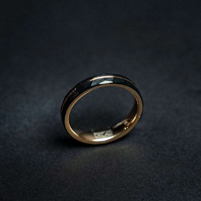 Anillo de oro rosa negro para mujer, alianza de boda martillada, anillo de boda alternativo, anillo de compromiso único, anillo de 4 mm / Decazi imagen 6
