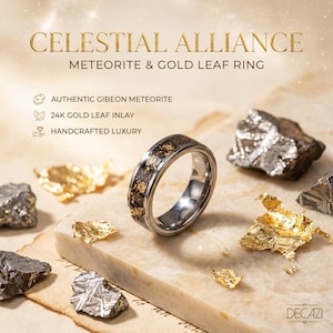 Peut inclure: Une bague avec une incrustation sombre et texturée rehaussée de feuilles d'or. Le texte indique CELESTIAL ALLIANCE METEORITE & GOLD LEAF RING, AUTHENTIC GIBEON METEORITE, 24K GOLD LEAF INLAY, HANDCRAFTED LUXURY et DECAZI. La bague est entourée de fragments de météorite.