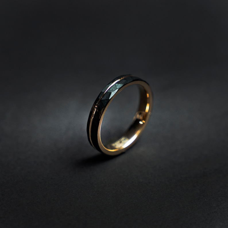 Anillo de oro rosa negro para mujer, alianza de boda martillada, anillo de boda alternativo, anillo de compromiso único, anillo de 4 mm / Decazi imagen 1