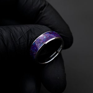 Amethyst Glowstone ring, Mens tungsten ring, healing jewelry, Healing crystal ring, Amethyst jewelry, Purple opal ring Decazi. afbeelding 8