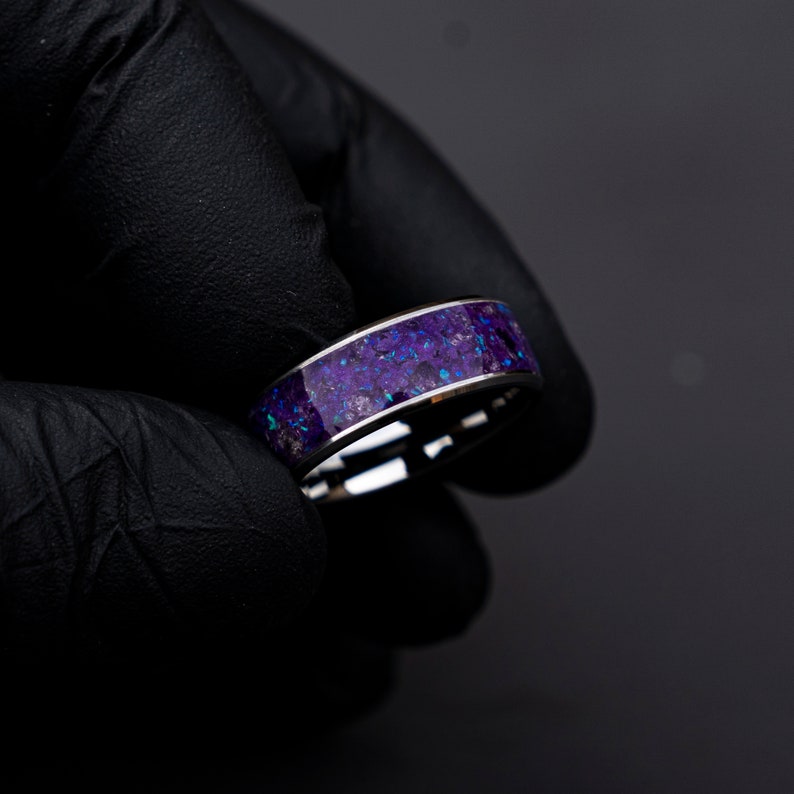 Amethyst Glowstone ring, Mens tungsten ring, healing jewelry, Healing crystal ring, Amethyst jewelry, Purple opal ring Decazi. afbeelding 6