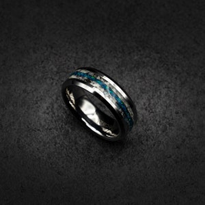 Anel de tungstênio opala azul com meteorito, aliança de casamento de meteorito masculino, anel de promessa de tungstênio, anel martelado para ele, presente de joia de meteorito