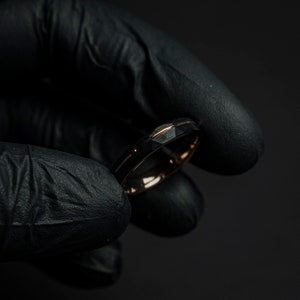 Anillo de oro rosa negro para mujer, alianza de boda martillada, anillo de boda alternativo, anillo de compromiso único, anillo de 4 mm / Decazi imagen 8