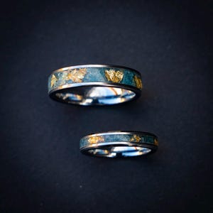 Rå akvamarin och bladguldsringset – Matchande volframvigselringar 6 mm 4 mm – Parringar för honom och henne – Comfort Fit bild 7