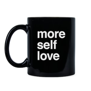 Pode incluir: Caneca de cer&acirc;mica preta com texto branco que diz "more self love".